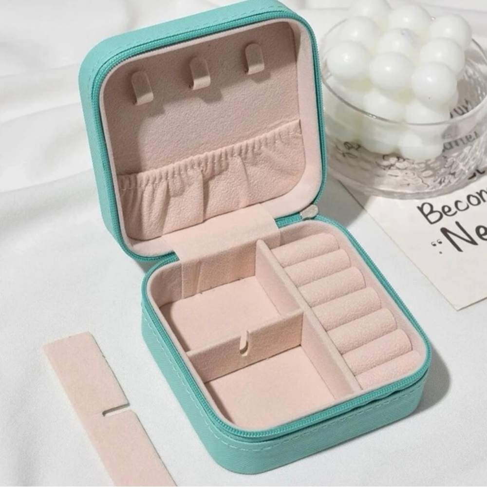 Travel jewelry box